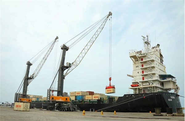 نبض تند تجارت در دروازه ملل/ ششمین کشتی گندم اهدایی هند به افغانستان در بندر چابهار پهلو گرفت