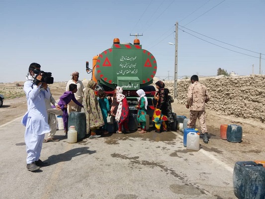 دستان پرمهری که به یاری محرومین سیستان و بلوچستان شتافت/پایان حسرت دسترسی به آب شرب بهداشتی با همت سبزپوشان انقلاب