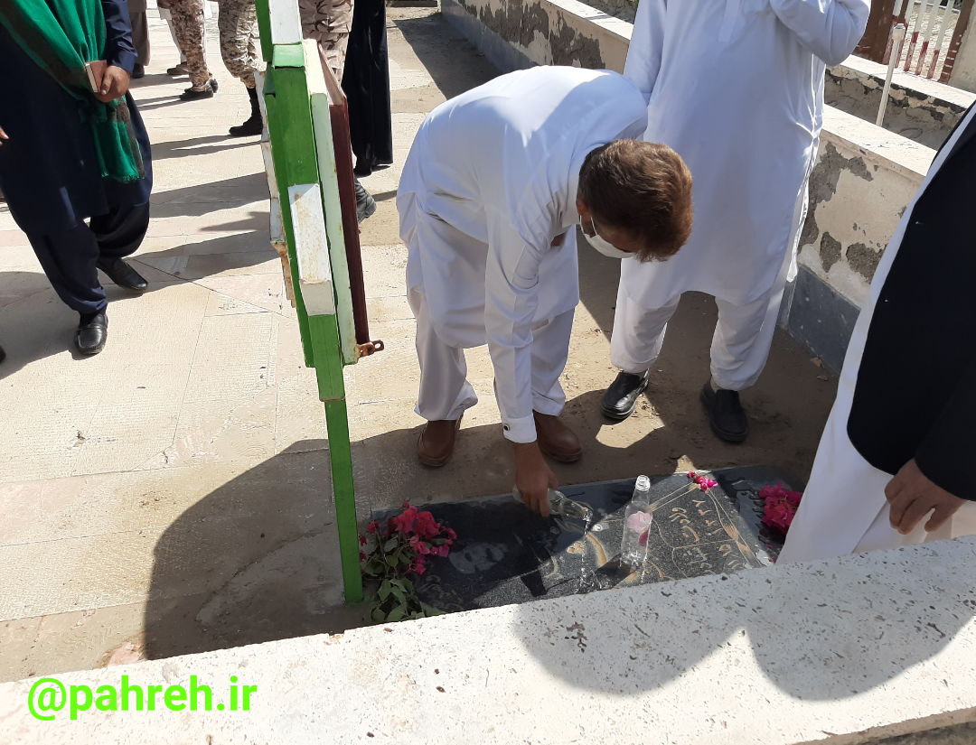 گلباران مزار شهدا در هفته دفاع مقدس در ایرانشهر