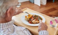 مشکلاتی که گریبانگیر افراد مسن می شود/ تغذیه سالم؛ رمز سلامت سالمندان