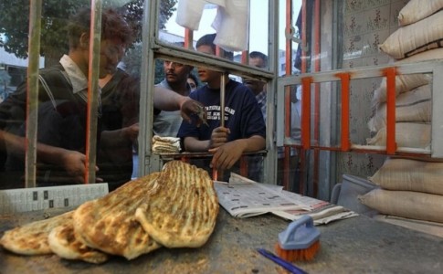 جولان کرونا در صف های طولانی نانوایی ها/ مسئولان "ایرانشهر" چاره اندیشی کنند