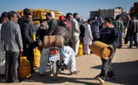 صف های گاز در سیستان و بلوچستان همچنان پابرجاست/از قاچاق سیلندرهایLPG  به افغانستان تا تخلف آشکار فروشندگان گاز