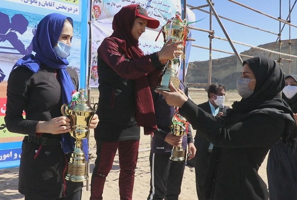 هنر دست بانوان بلوچ به برترین های دوومیدانی ایران اهدا شد/قهرمانی بانوی سیستان و بلوچستان در رقابت های کشوری