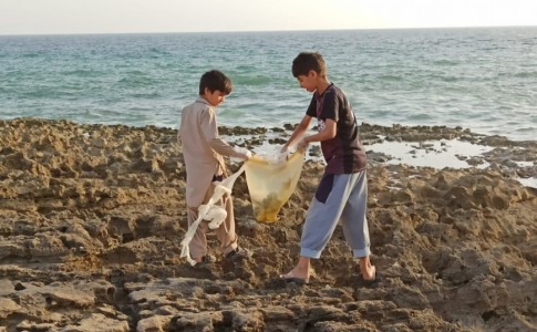 ساحل کلات رود رمین با حضور کودکان فعال محیط زیست از زباله پاکسازی شد/ حفظ و بقای مناطق گردشگری نیازمند توجه همگانی