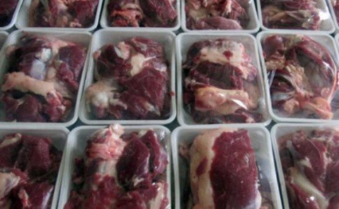 توزیع 70کیلو گوشت قربانی بین خانواده های نیازمند در زاهدان