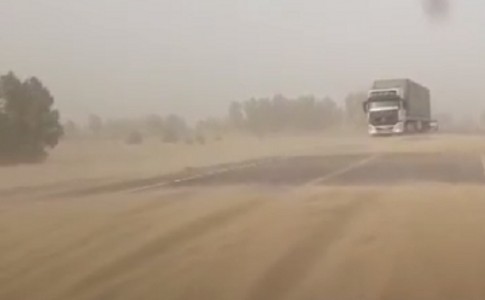 اختلال تردد در مسیرهای مواصلاتی شمال سیستان وبلوچستان در پی وقوع طوفان شن/ تلاش برای بازگشایی مسیرها تداوم دارد