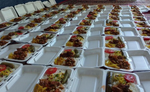 توزیع ۶٠٠ پرس غذای گرم بین خانواده های نیازمند حاشیه شهر زاهدان