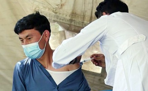 آغاز تزریق واکسن به بی شناسنامه ها و اتباع خارجی در شمال سیستان و بلوچستان