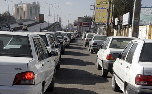 صف های کیلومتری پمپ بنزین منجر به گلایه مردم ایرانشهر شد