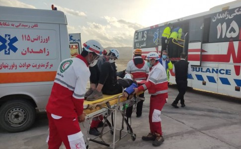 ۱۳ مصدوم واژگونی اتوبوس در محور زاهدان به زابل راهی بیمارستان شدند