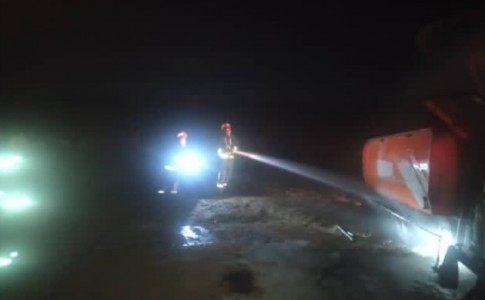 اطفای حریق خودروی فینیشر آسفالت در ۹۵ کیلومتری جاده نهبندان توسط آتش نشانان زاهدانی
