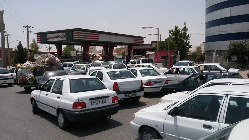 رد باک قاچاقچیان سوخت در صف های طولانی جنوب شرق کشور/ 3 ساعت انتظار برای یک باک بنزین!