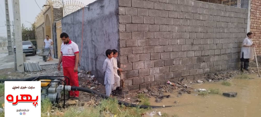 امداد رسانی به حوادث آسیب منازل در طوفان اخیر ایرانشهر