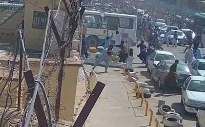 روایت شاهد عینی از حادثه حمله با اتوبوس به کلانتری ۱۶ زاهدان