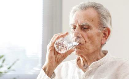 سالمندان خطرات ناشی از کم آبی بدن را جدی بگیرند