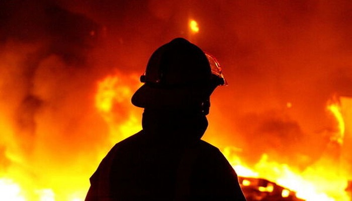 نجات دختر ۱۶ ساله از میان شعله‌های آتش و دود