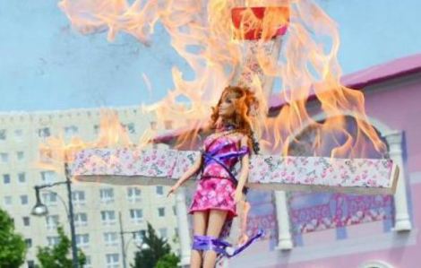 اعتراض زنان و دختران روسیه علیه عروسک باربی