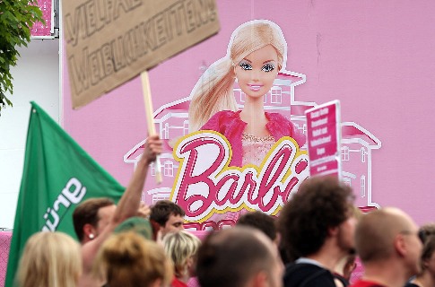 اعتراض زنان و دختران روسیه علیه عروسک باربی