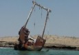 کشتی به گل نشسته خارجی در سواحل بندر کلات/ راز مرموز سواحل بخش زرآباد شهرستان کنارک