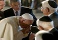 بوسه پاپ بر دست یک خاخام صهیونیست، مسیحیان را ناراحت کرد+ عکس