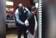 پلیس آمریکا شهروندی را به خاطر برداشتن یک بلیت پارکینگ کتک زد + فیلم