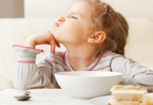 این چند ترفند را برای پر اشتها کردن کودک بد غذا بکار برید