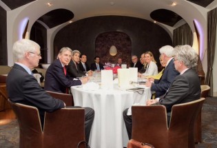 پایان جلسه هماهنگی میان 1+5 و خروج لاوروف از هتل محل مذاکرات/آغاز رایزنی سه جانبه جانبه ظریف با وزرای خارجه امریکا، آلمان و انگلیس