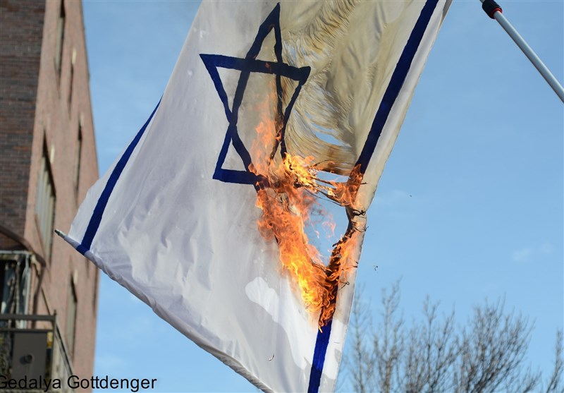 آتش زدن پرچم رژیم صهیونیستی در همایش ملی دموکراتها