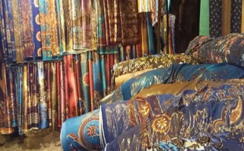 هیرمند بهشت پارچه فروشان/جذابیت لباس های سنتی در بازار رنگین کمان ها+تصاویر