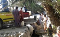حمل دبه های آب،سهم بازی کودکی در بلوچستان