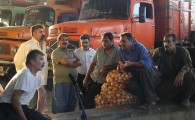 جمعی از کامیون داران سیستان وبلوچستان در میدان میوه و تره بار زاهدان