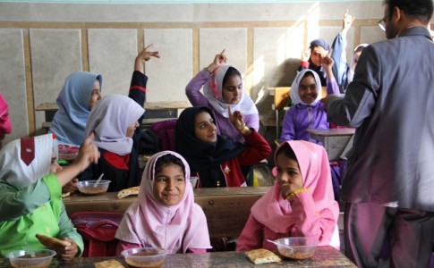 توزیع صبحانه گرم میان دانش آموزان حاشیه شهر زاهدان