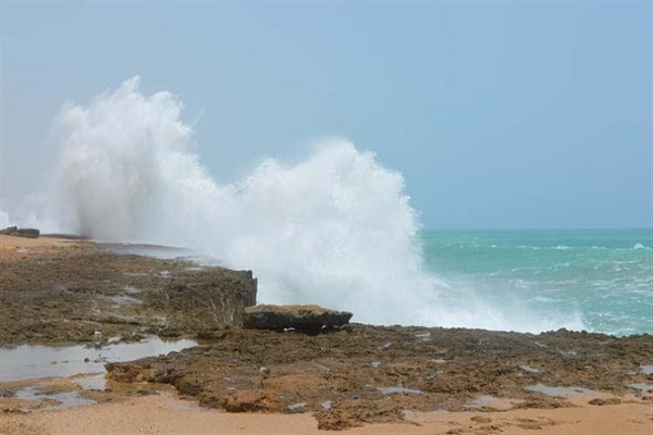 دریای عمان مواج، متلاطم و بارانی می شود