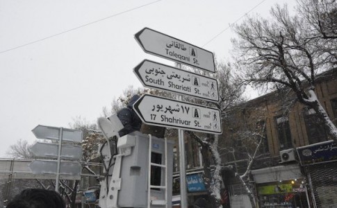 تابلوهای راهنمای مسیر، علائم ترافیکی و راهنمایی و معرفی اماکن در شهر ایرانشهر نصب شد  