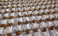 خیرین یاریگر هموطنان در بحران کرونا هستند/ توزیع ۳۰۰ سبد غذایی کمک مومنانه میان نیازمندان سراوانی