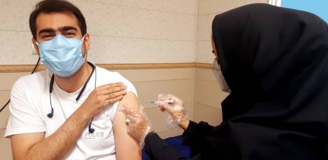 50 نفر از کادر درمان بیمارستان چشم پزشکی الزهرا (س) علیه کرونا واکسینه شدند