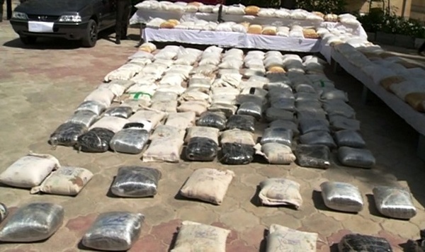 درگیری مسلحانه پلیس جنوب شرق کشور با سوداگران مرگ/ ۱۴۴۹ کیلوگرم مواد افیونی کشف و ۴ قاچاقچی دستگیر شدند