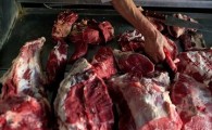 گوشت هایی که در بحران کرونا با وانت جا به جا می شوند!/ خودروی حمل گوشت سراوان خراب شد