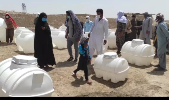 آبرسانی گروه جهادی عشایری به روستاهای محروم "هیرمند"/ از نذر ماسک تا توزیع آب معدنی