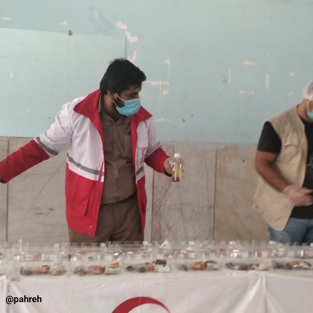 توزیع پک های تقویتی در بیمارستان های ایرانشهر توسط داوطلبین جمعیت هلال احمر