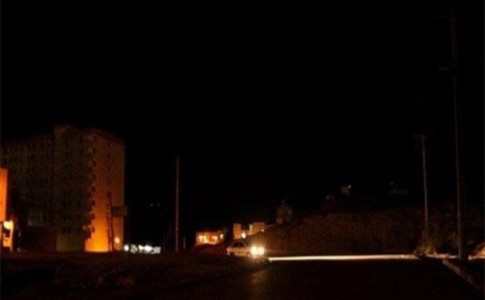 سایه تاریکی بر سر معابر مختلف کلانشهر زاهدان/شرکت برق توپ را در زمین سارقان انداخت