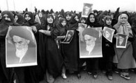 زنان در پیروزی انقلاب اسلامی نقش موثر و کلیدی داشتند