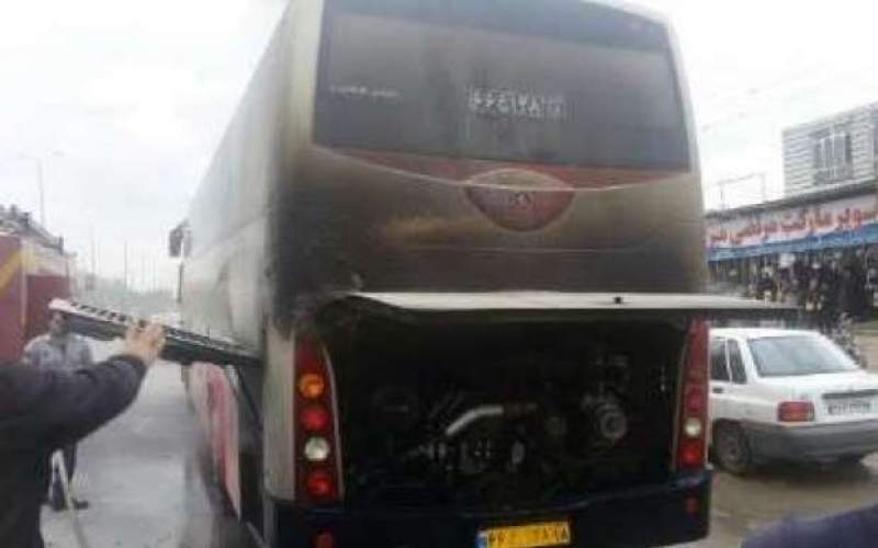 آتش‌سوزی در پارکینگ اتوبوس‌های شهرداری زاهدان/ یک دستگاه اتوبوس طعمه حریق شد