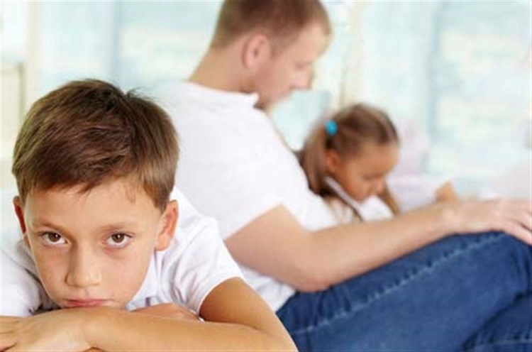 تبعیض بین فرزندان اشتباه دو سر باخت والدین