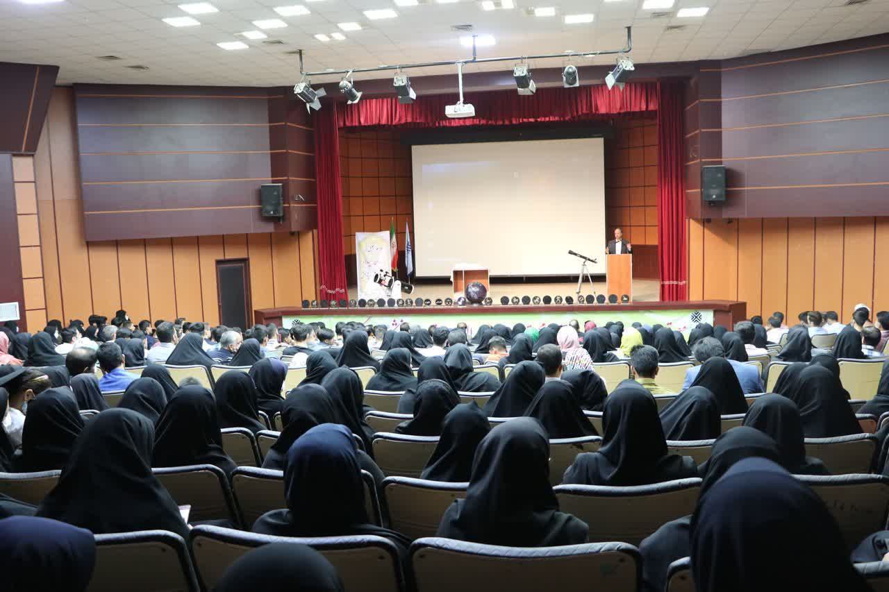 آیین تجلیل از برگزیدگان المپیادها و جشنواره‌های علمی دانش‌آموزی در زابل برگزار شد  