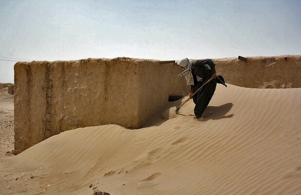 اینجا زندگی سال‌هاست خاکی است/ دفن انبار غله ایران زیر تلّی از شن!