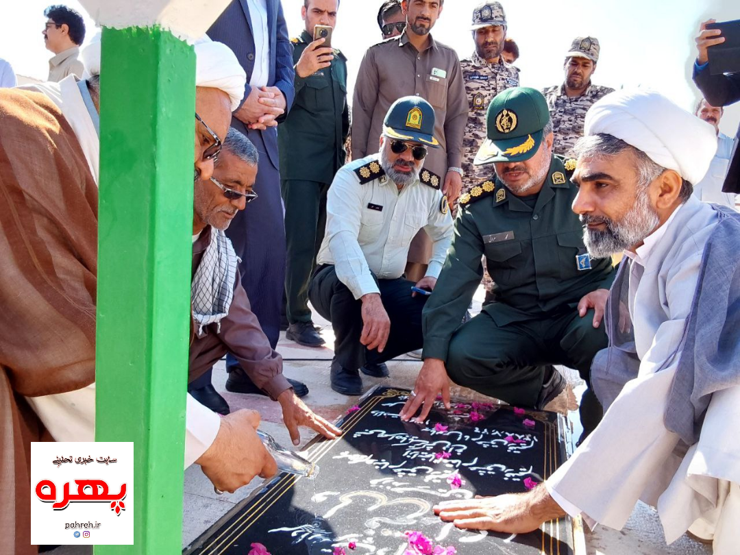 غبارروبی مزار شهدا به مناسبت هفته دفاع مقدس در شهرستان ایرانشهر